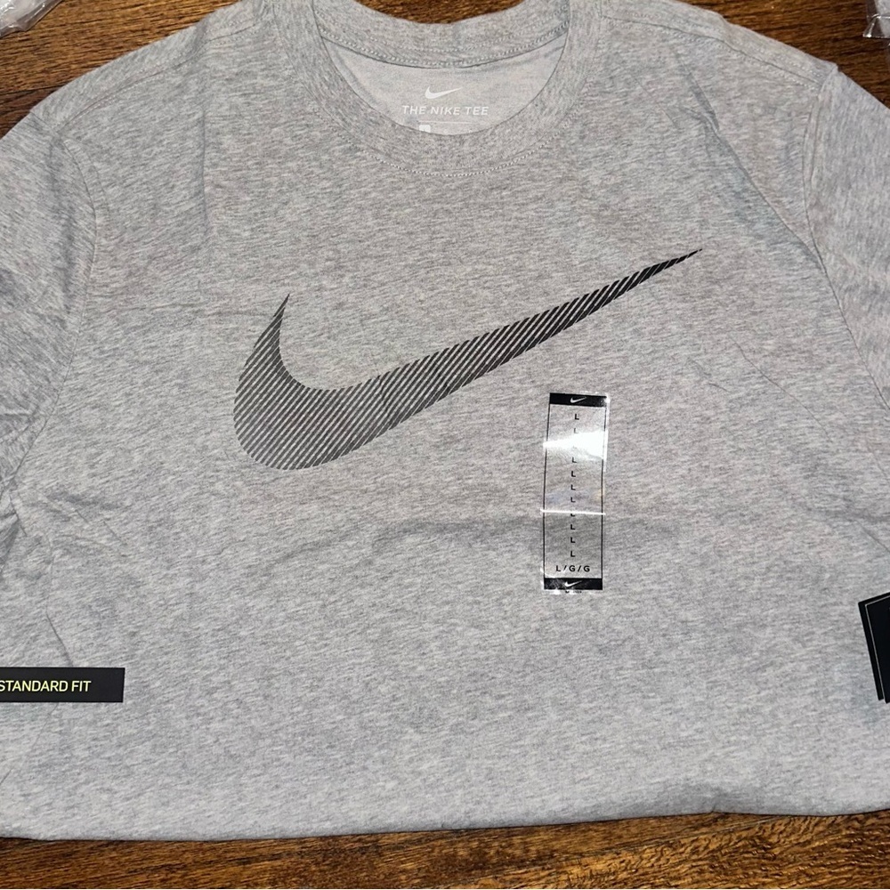 Nike Shirt The Nike Tee Standard Fit Gray Swoosh Front - Size SMALL - NEW